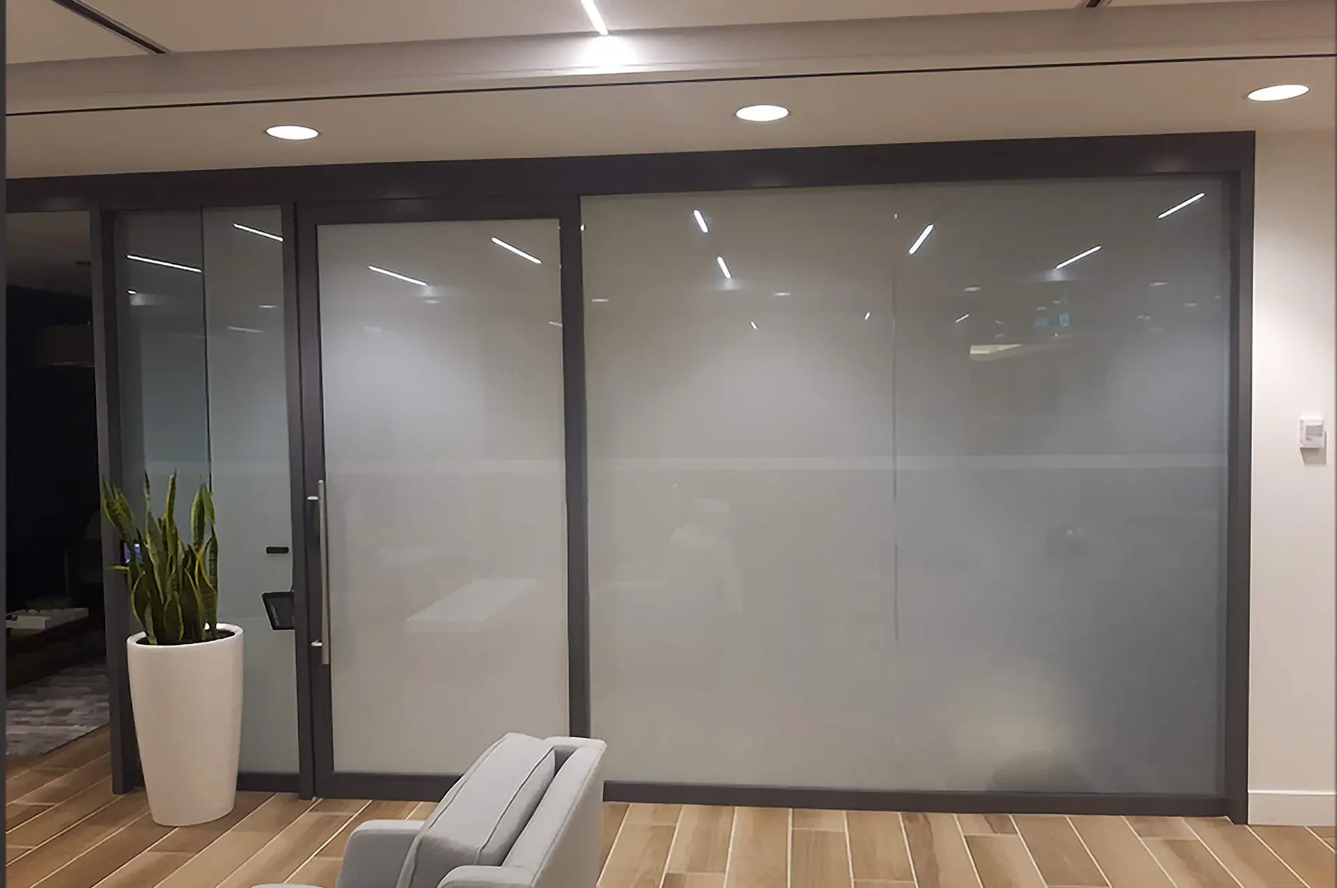Grey switchable glass